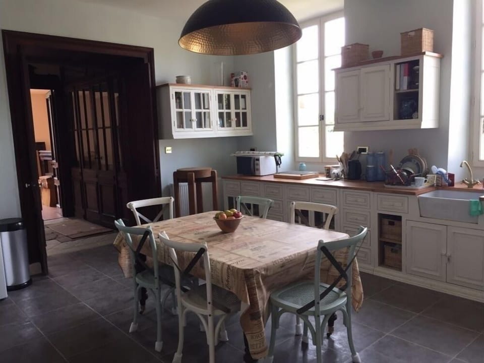 The Kitchen / La Cuisine