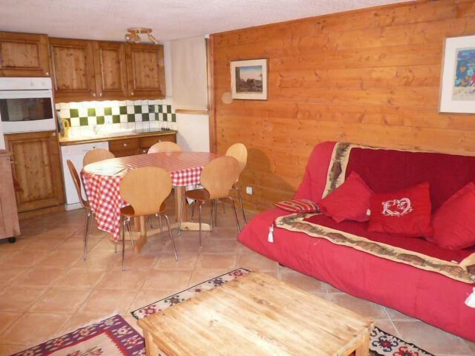150m from shops, 2nd floor, balcony, tv, 60m², Méribel Apartment in Les Allues