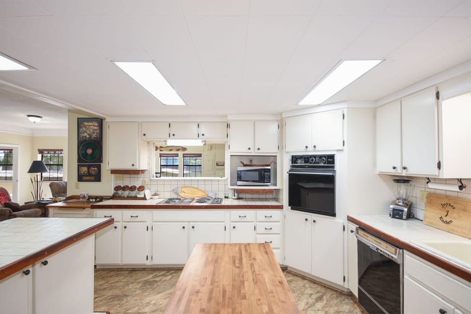 A fully stocked kitchen provides you with everything you need to get creative! 