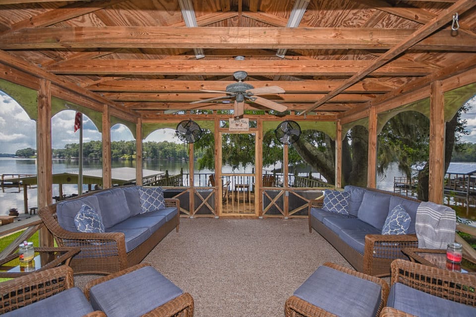 Enjoy our comfy screened in porch. Perfect for relaxing!