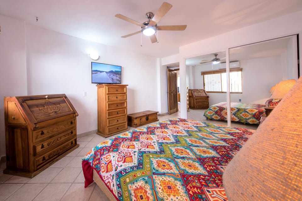 second bedroom with King bed (bed can be split into 2 twin beds)
