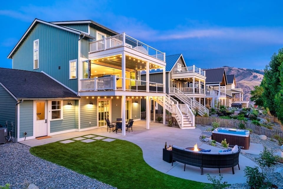 Spacious outdoor living with uplake views of Lake Chelan