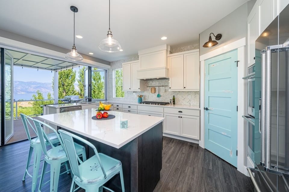 Gourmet kitchen with gas cooktop / mid-level
