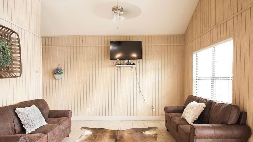 House #2...2 bed/2bath...sleeps up to 8... walking distance to the Frio River!