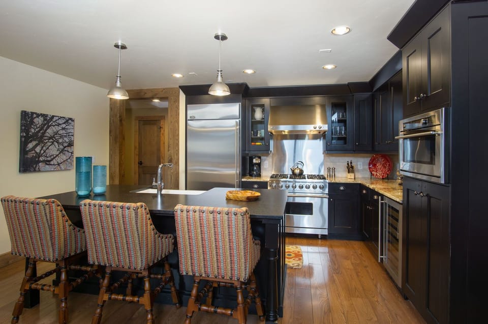 Kitchen with breakfast bar seating for 3, high end appliances compliment the kitchen!