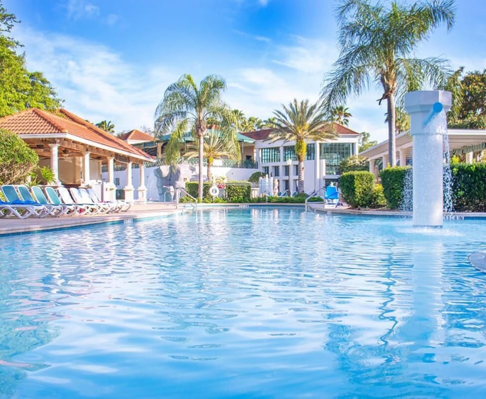 Huge swimming pool, there’s enough room for the whole party!