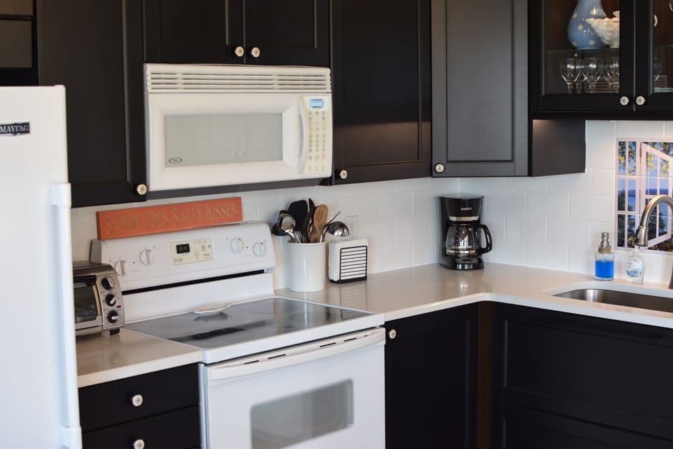 Awesome fully stocked kitchen. 