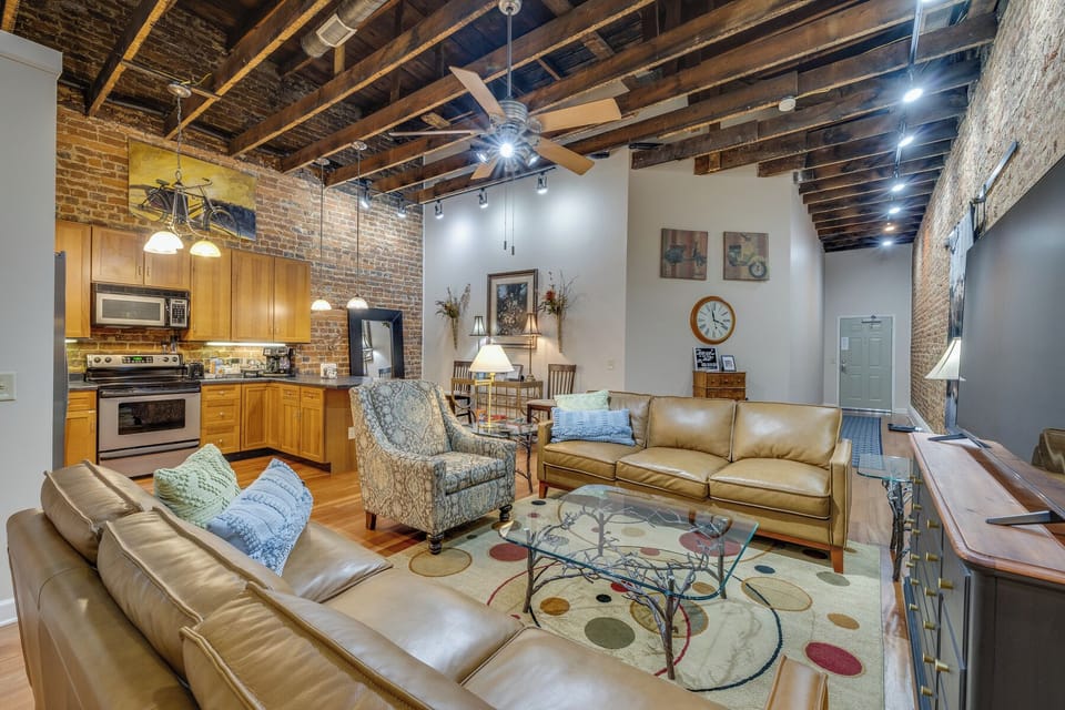 What a great family environment! The loft offers a fully-stocked kitchen, and is just a short walk to all of the great shops, restaurants, and breweries in Downtown Bristol!