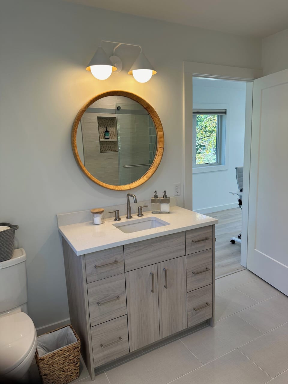 2nd floor shower/tub combo in between 2 queen bedroom and king sleeper office