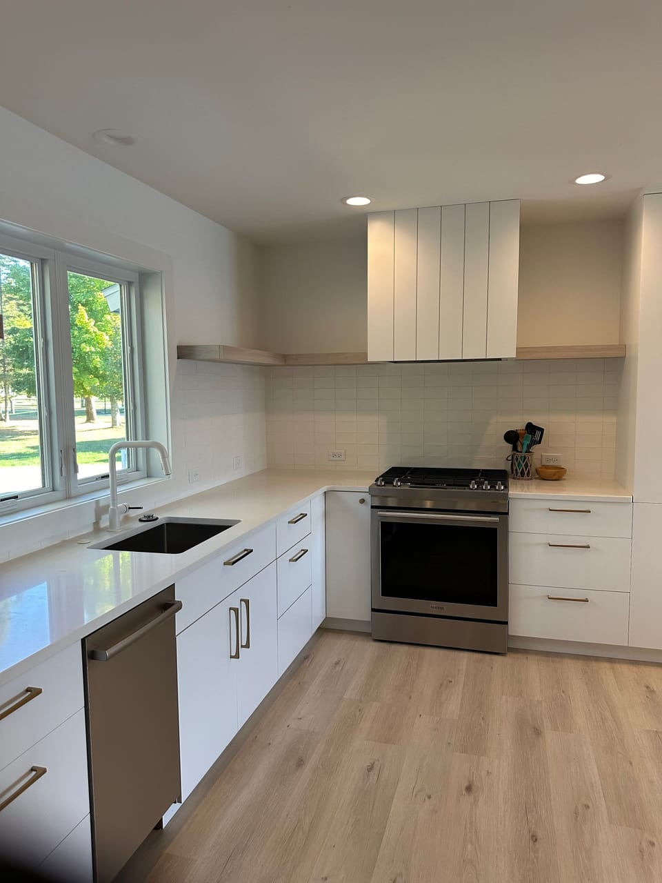 Fully stocked kitchen w/ full size range/oven, microwave, coffee maker, pans