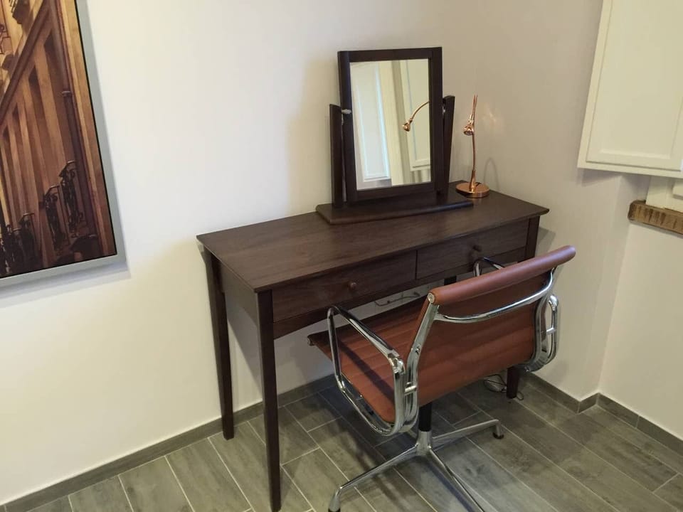 Office space in bedroom 2 Brown