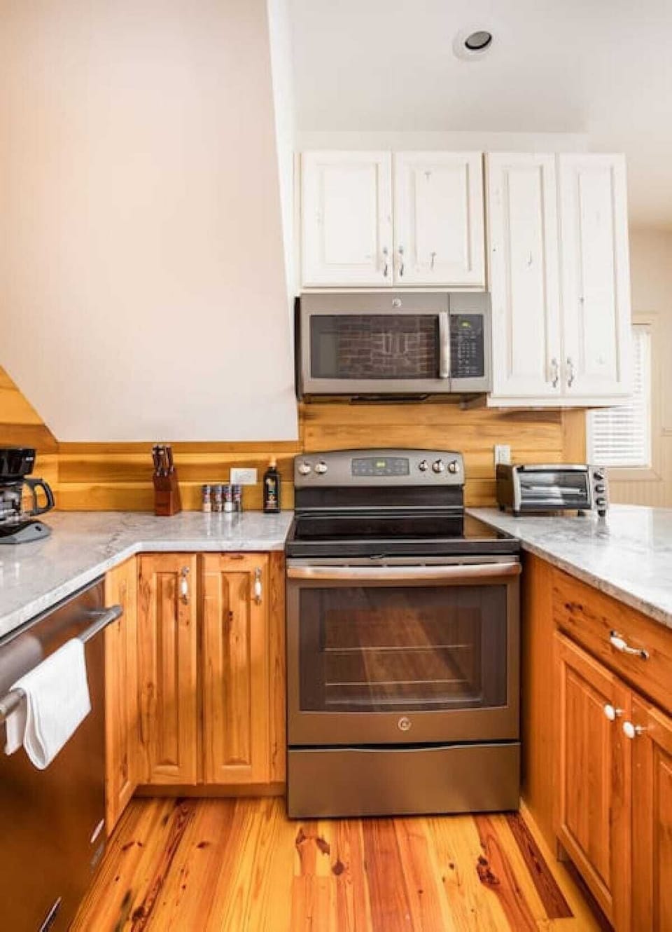Fully stocked kitchen!