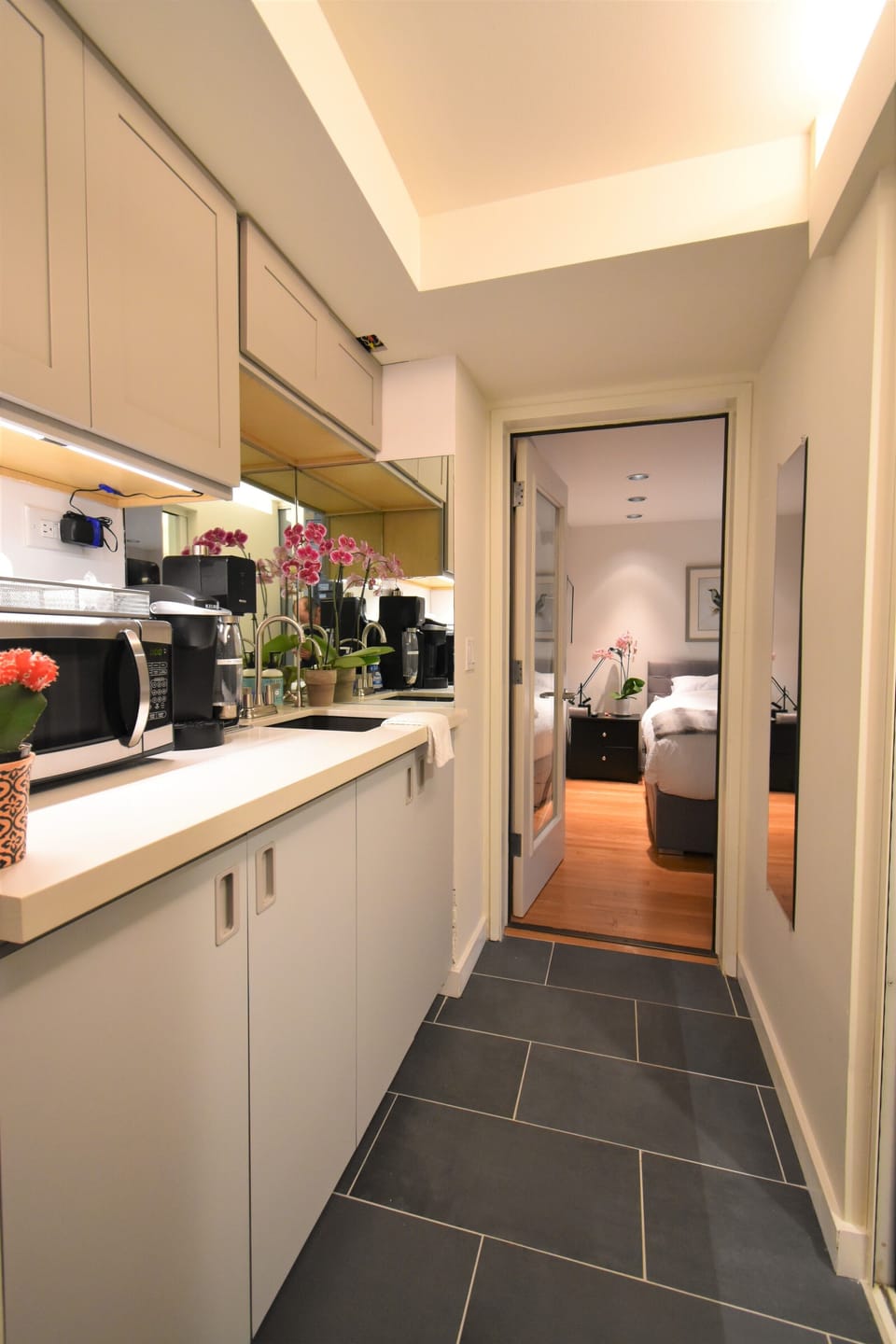 Entrance and kitchenette to your Studio