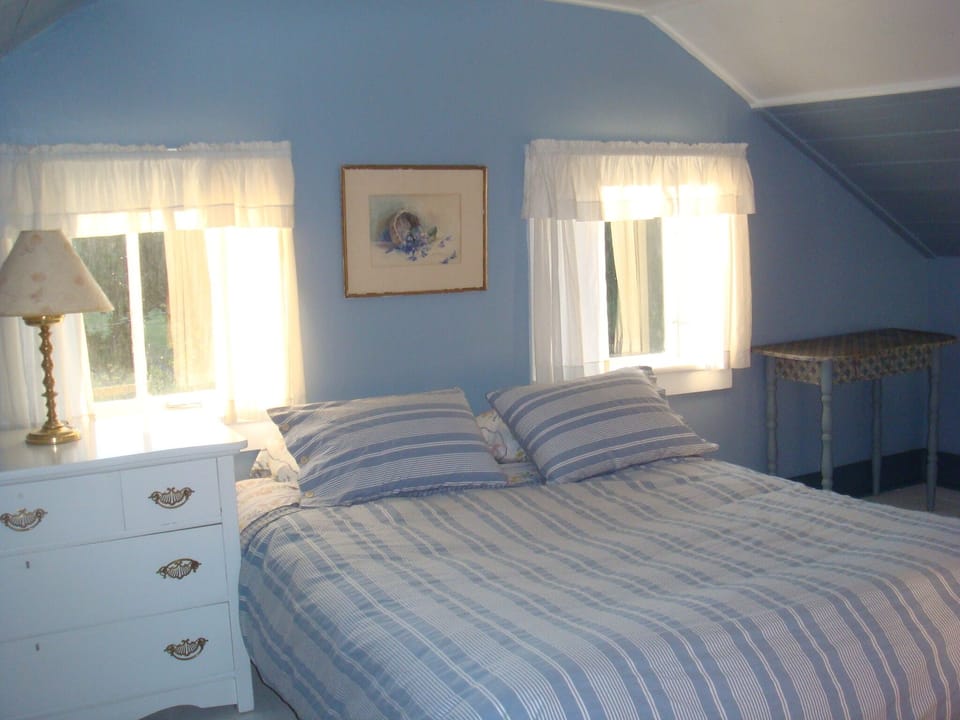 Bedroom with queen bed and tot bed