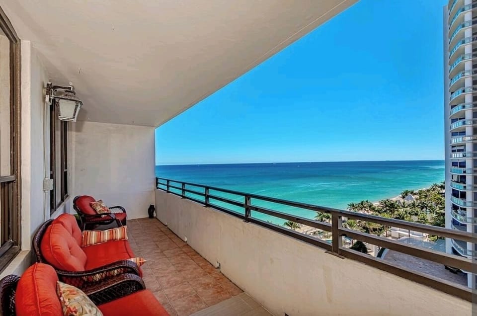 Very large balcony with ocean view nd lots of light