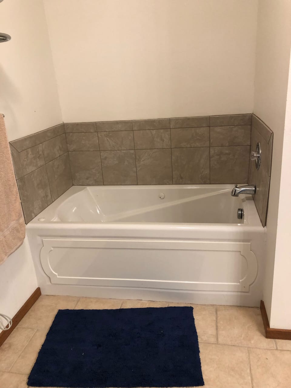Jacuzzi tub in the front bathroom. 