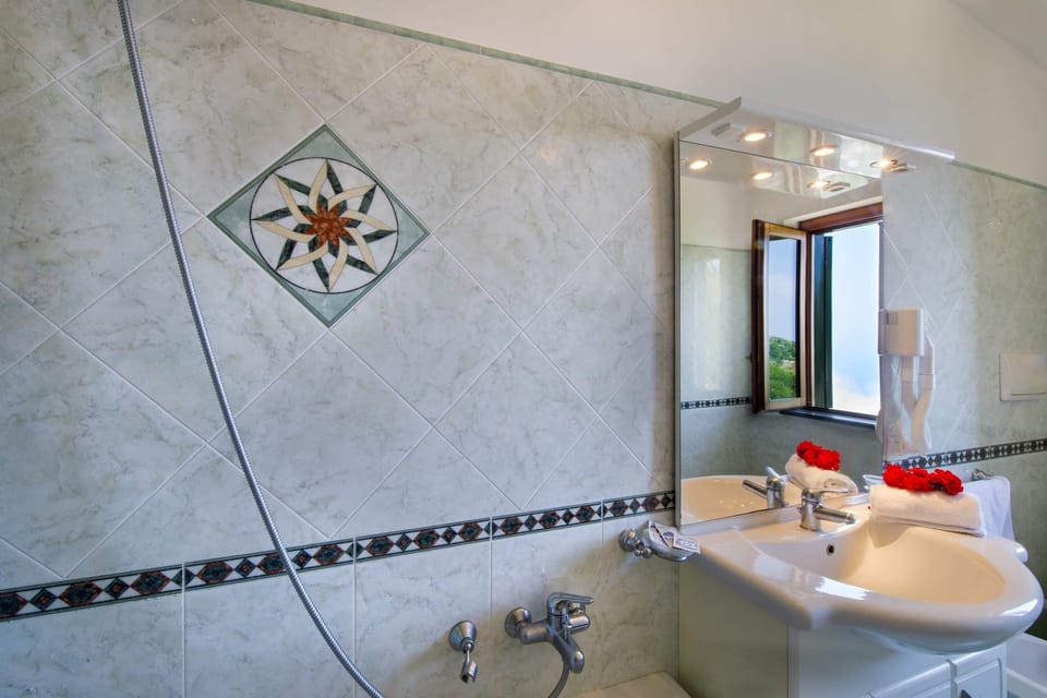 FIRST FLOOR BATHROOM