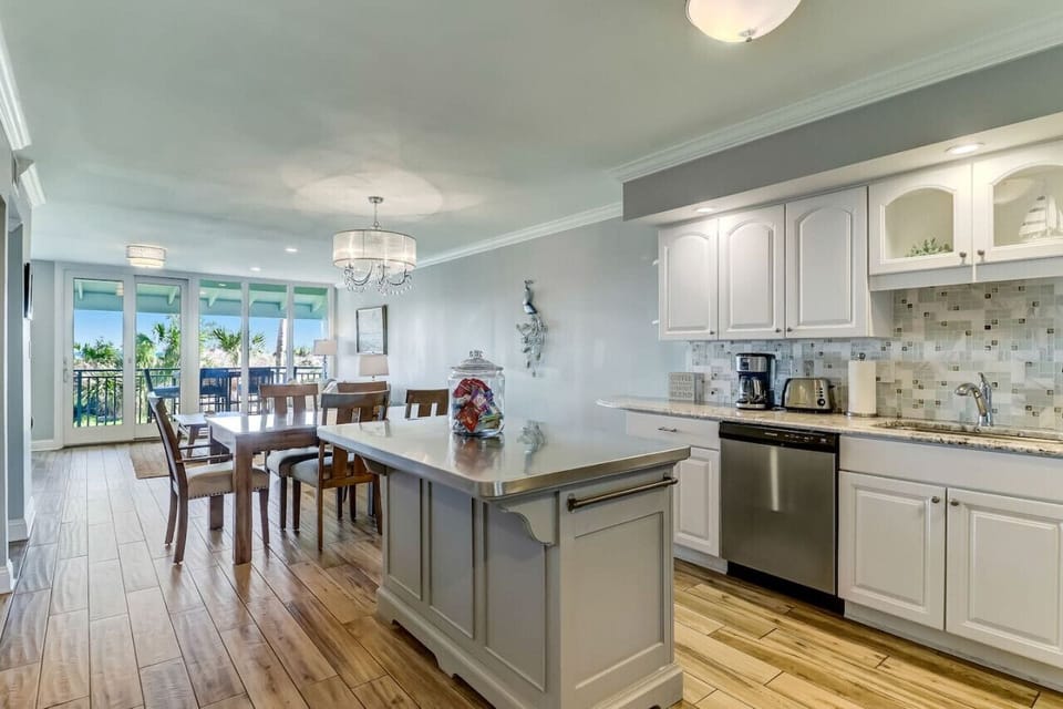 Kitchen fully equipped for you to cook.