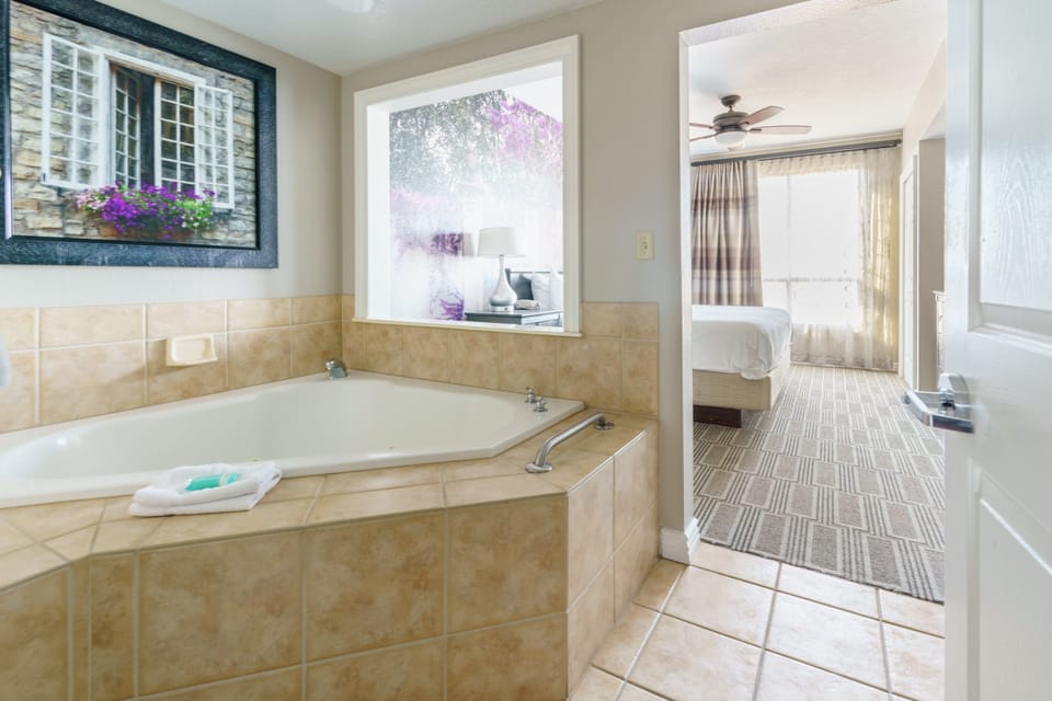 11 grand desert 2 bedroom - bathroom (3).jpg