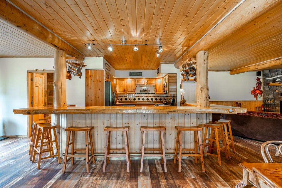 Enjoy a large breakfast and coffee at the kitchen island.