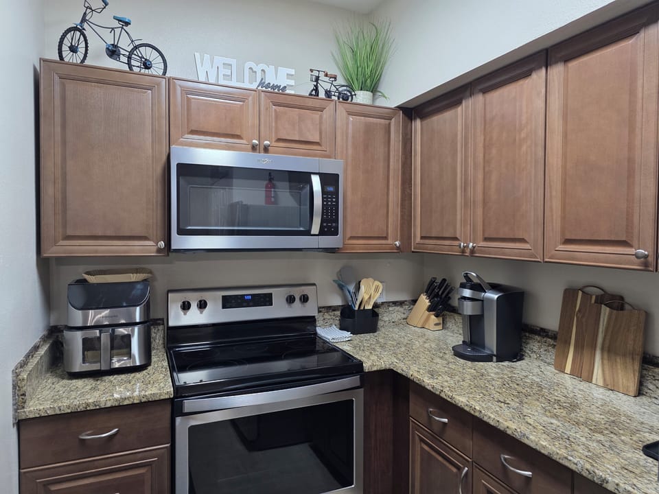 Kitchen appliances : airfryer, microwave, stove, cofee K-cups.