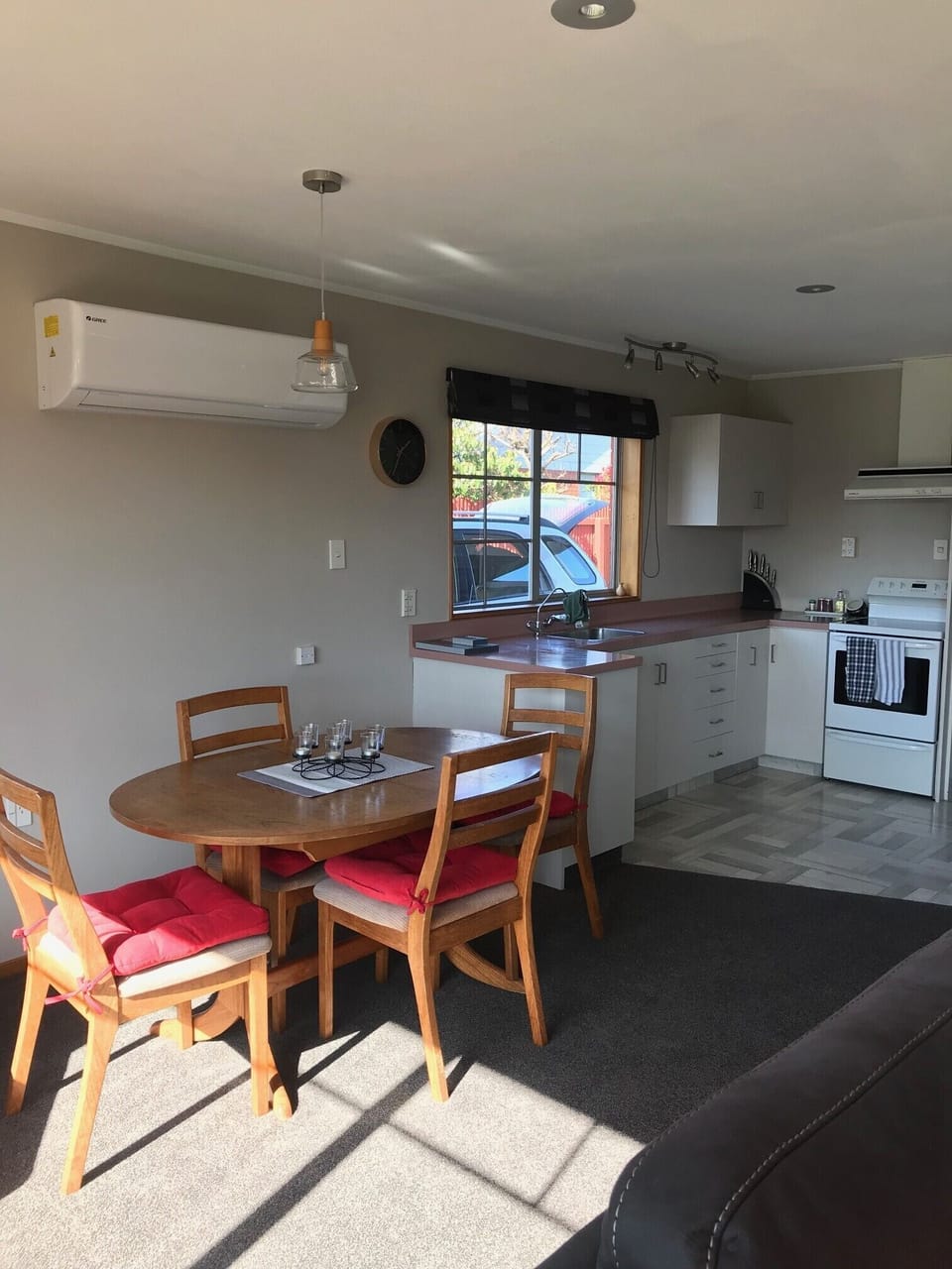 The kitchen table can be enlarged for 6 .
