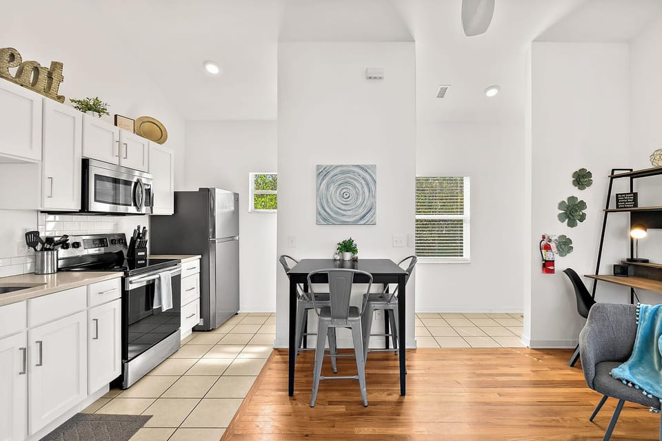 Dining area with seating for 3.
