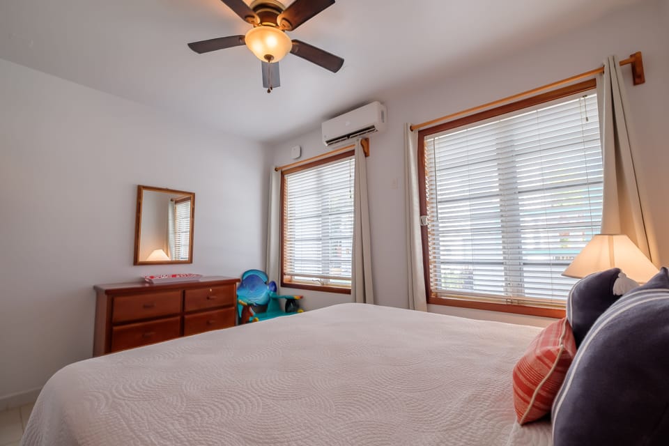Coral Bay Villas - Bedroom with King Bed