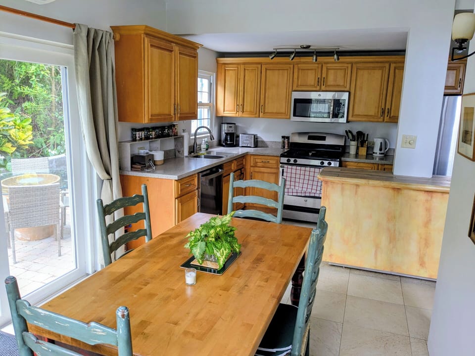 Dining room and fully equipped kitchen with gas stove/oven