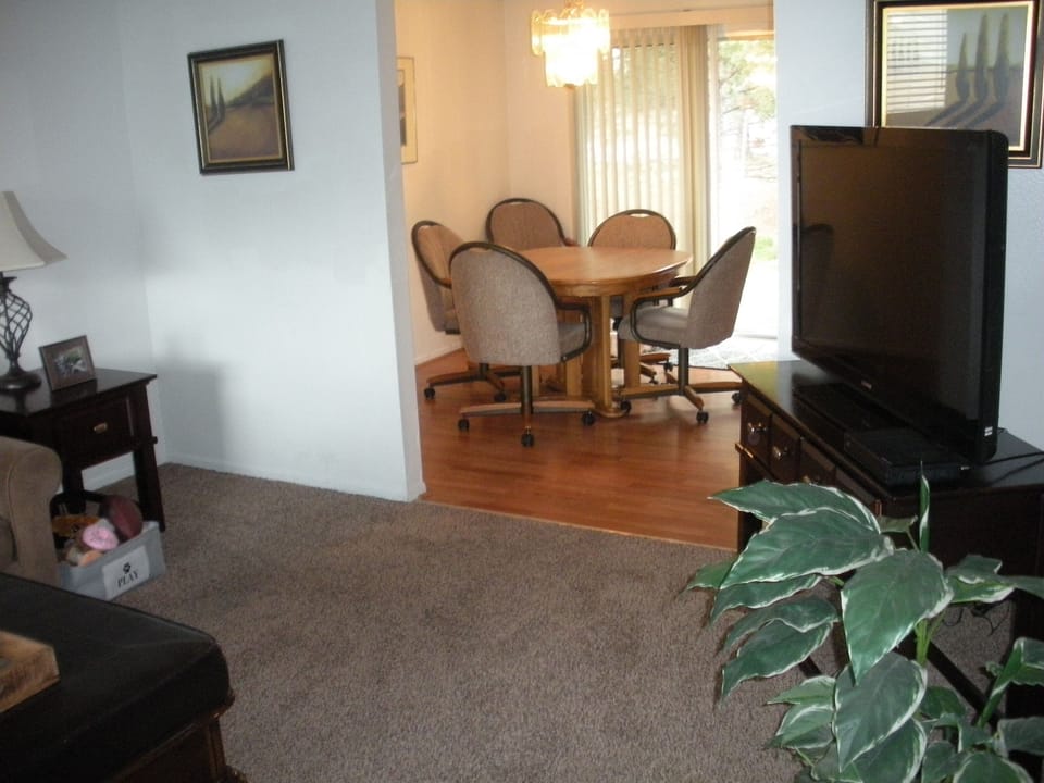DINING ROOM FOR 4-6 WITH BREAKFAST BAR