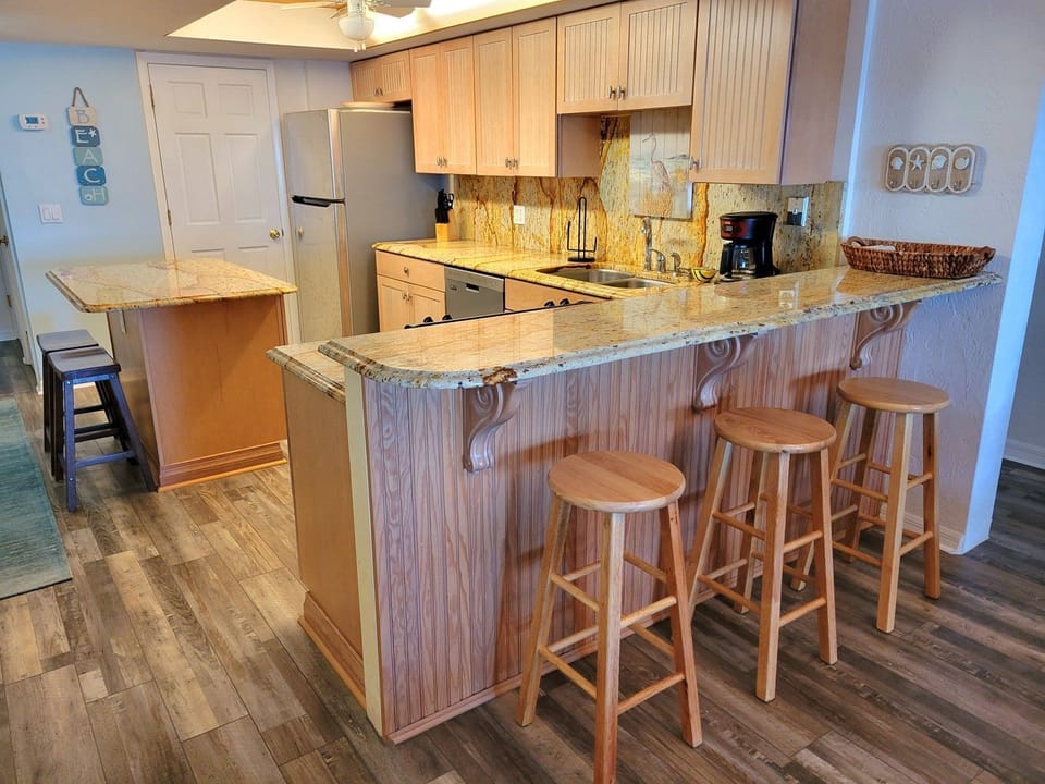 Fully Equipped Kitchen w/Counter Barstools