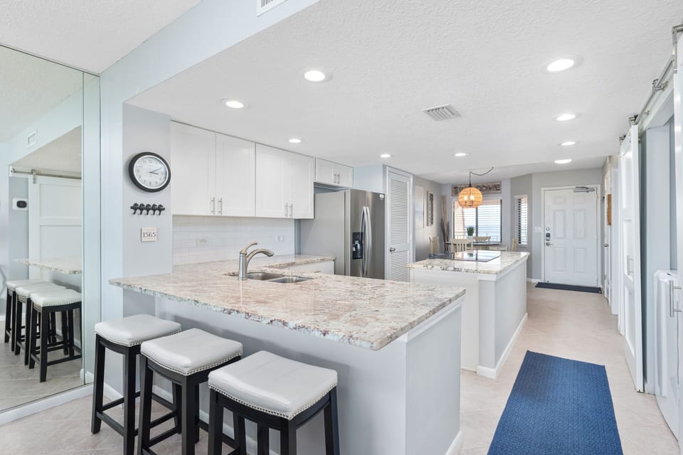 Fully Equipped Kitchen - Breakfast Bar