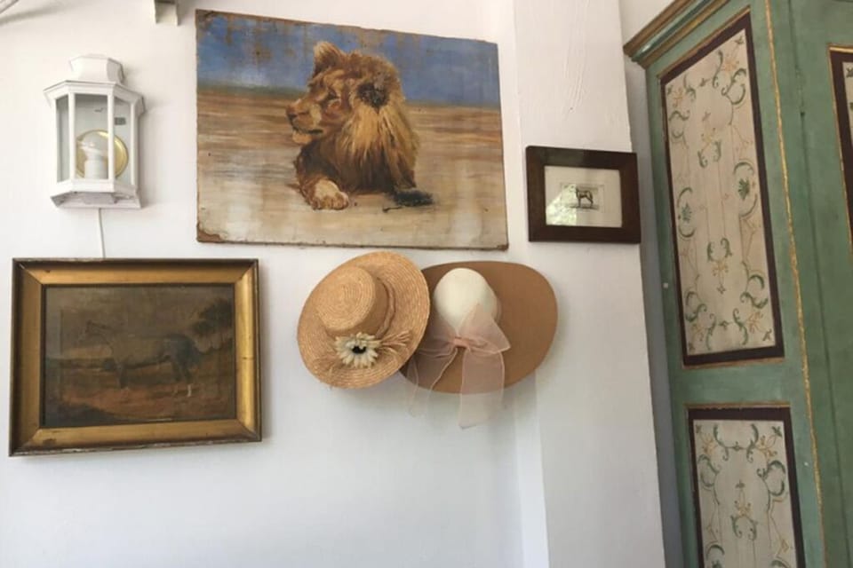 the hanging sun hats in the porch