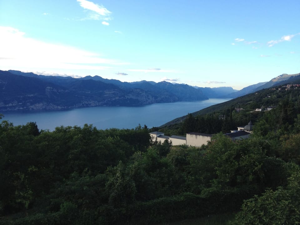 Quiet and spacious studio in a green and sunny Apartment in Lake Garda