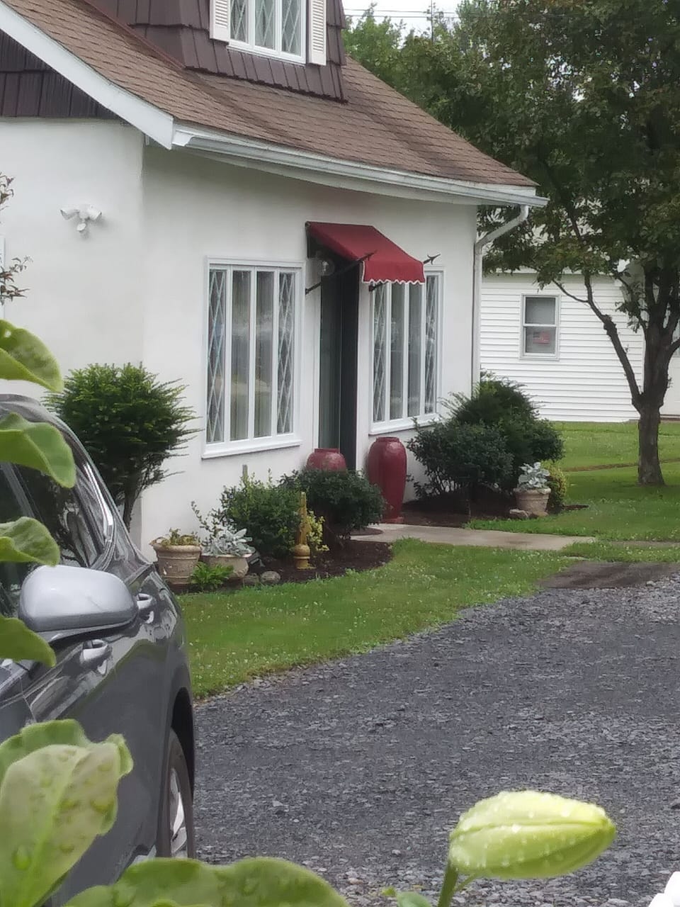 drive up to front door. entrance to driveway is thru joyce st gravel parking