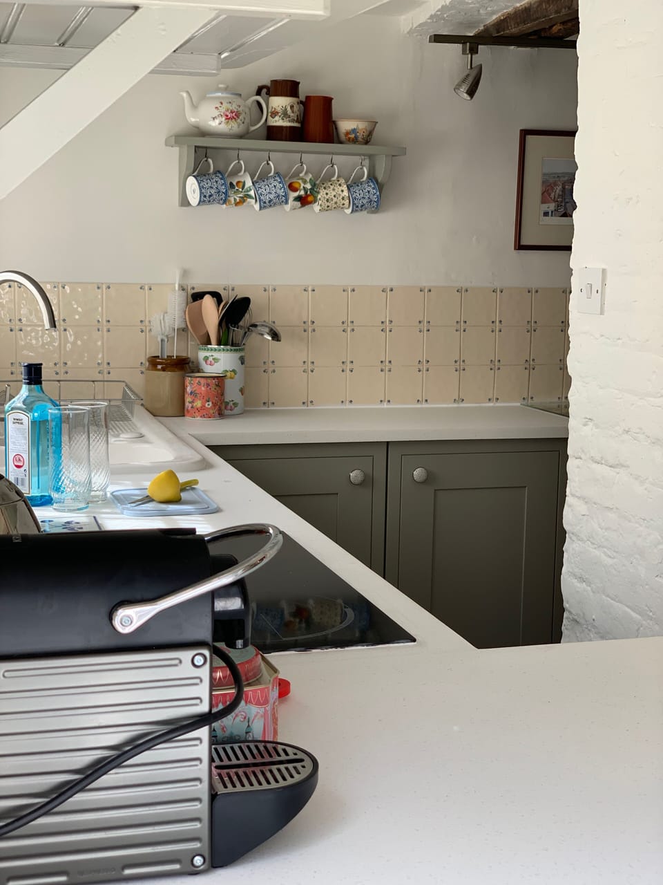 Nespresso coffee machine/kettle provided
