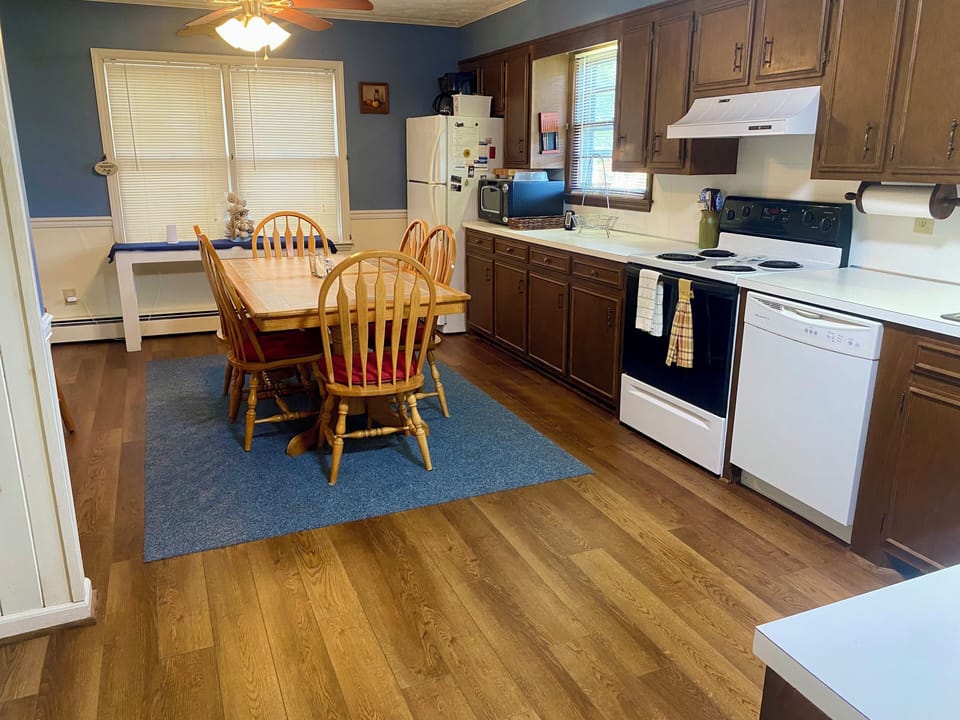 Large fully equipped kitchen with dining area for 6!