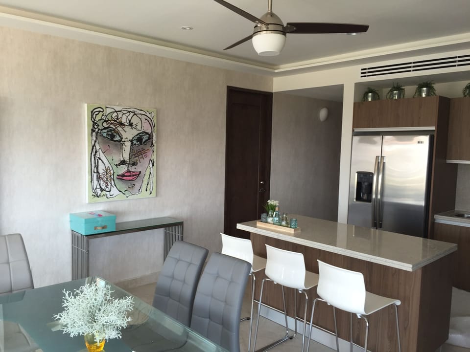 Dinning room and breakfast island.
