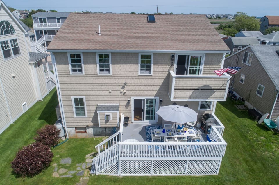 The back deck is great for hanging out and enjoying the beautiful ocean!