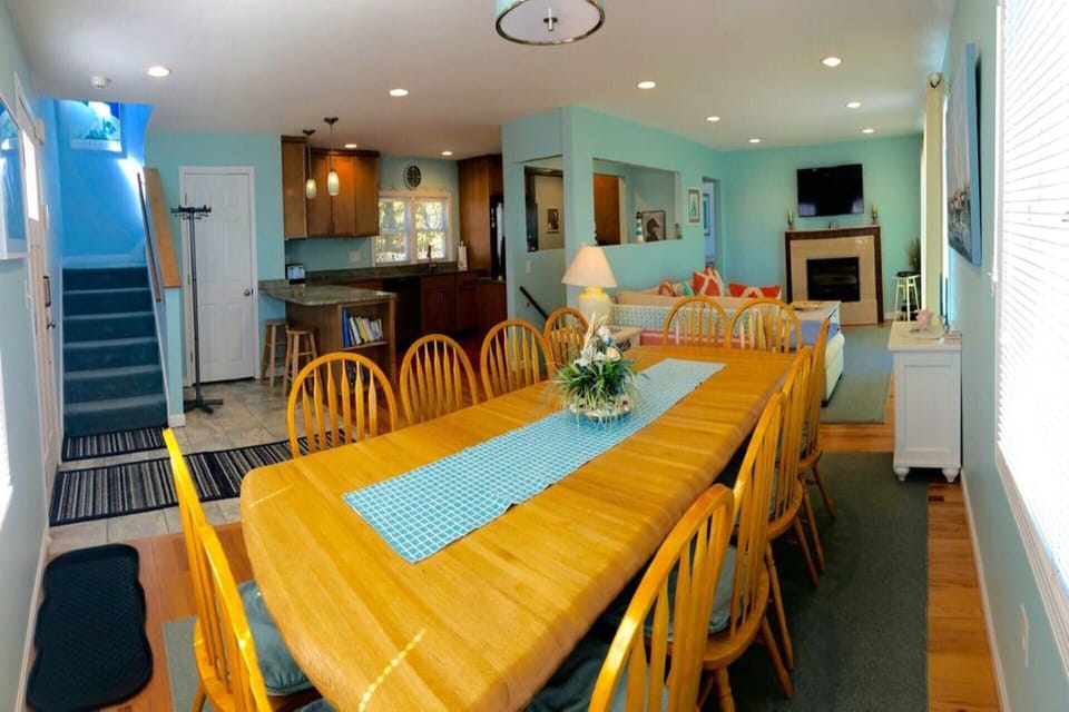 Cape Cod Beach Rent: Truly Huge Open Floor Plan Huge Dining for 12, & Living Rm!