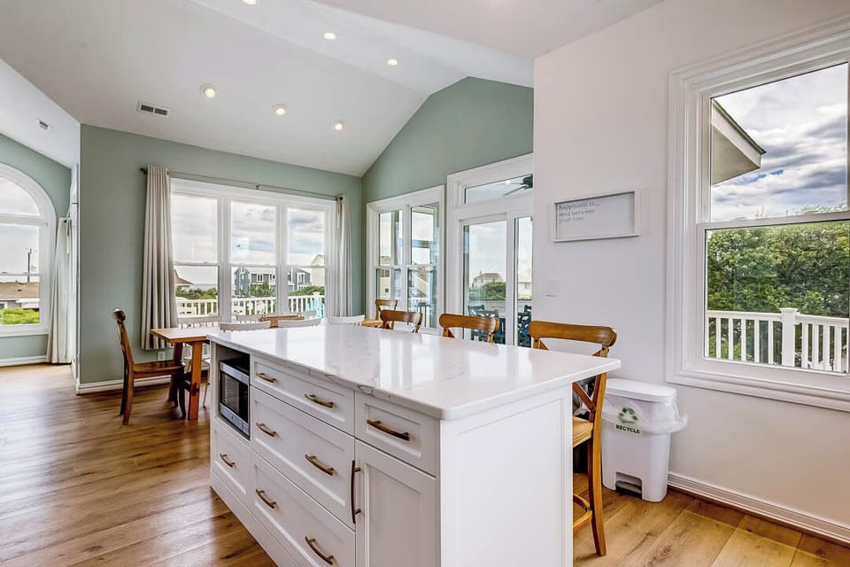Top-Level Kitchen with Bar (seats 3)
