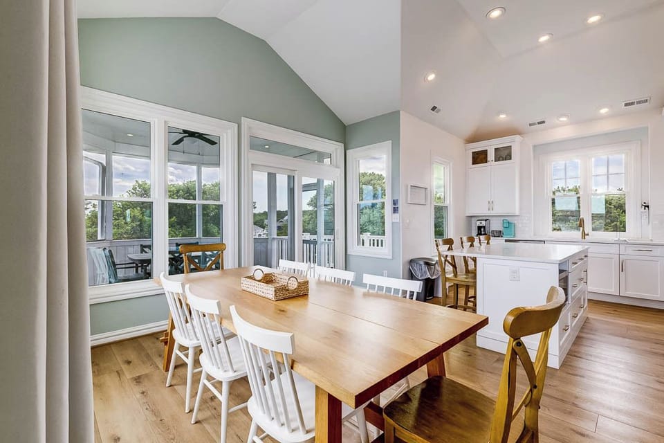 Top-Level Dining Room with Table (seats 8)