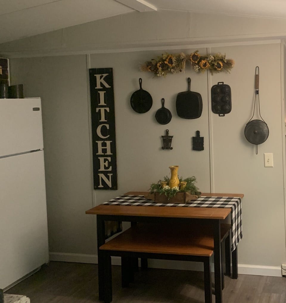 Dine in kitchen with bench seating w/additional eating space at the counter bar