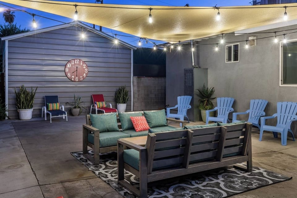 Great outdoor space with ample seating for all!