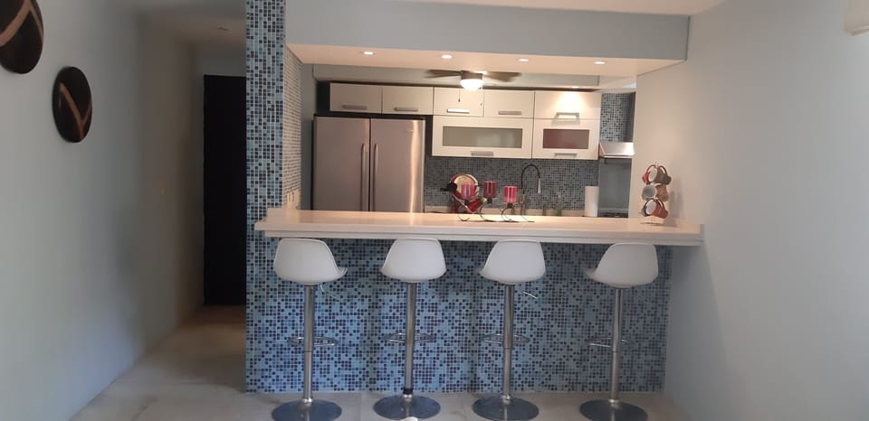  BAR, KITCHEN