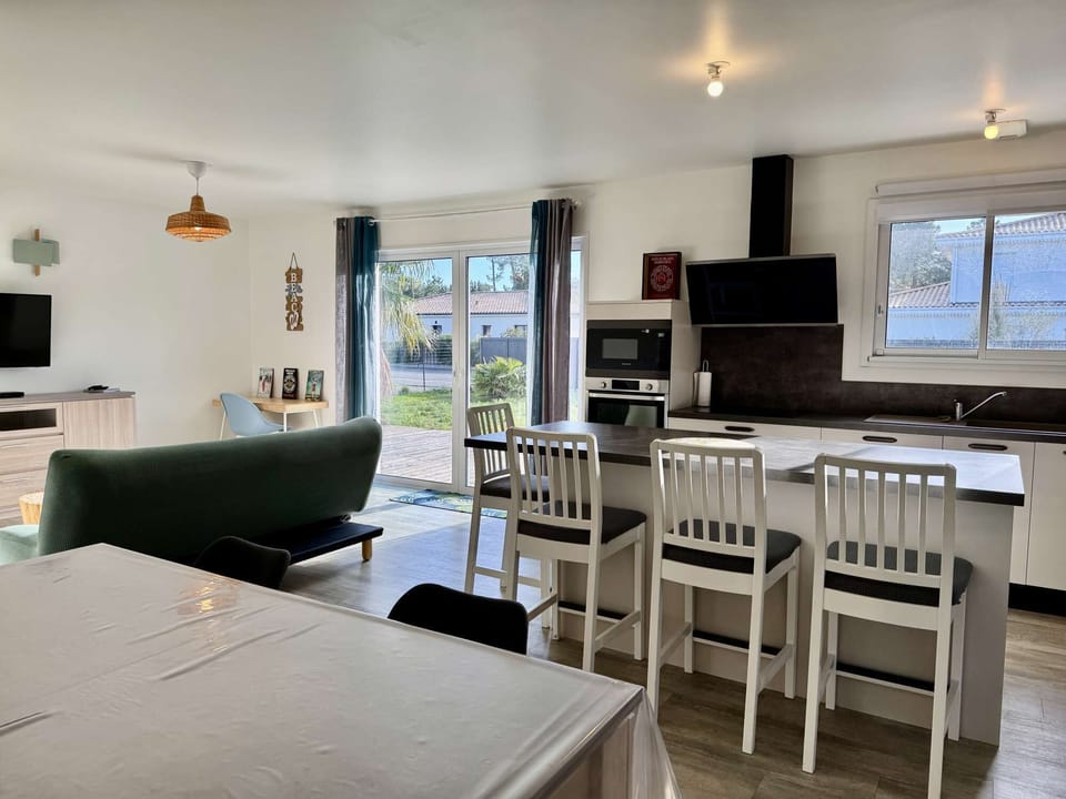 Large living room (kitchen, dining room and lounge)