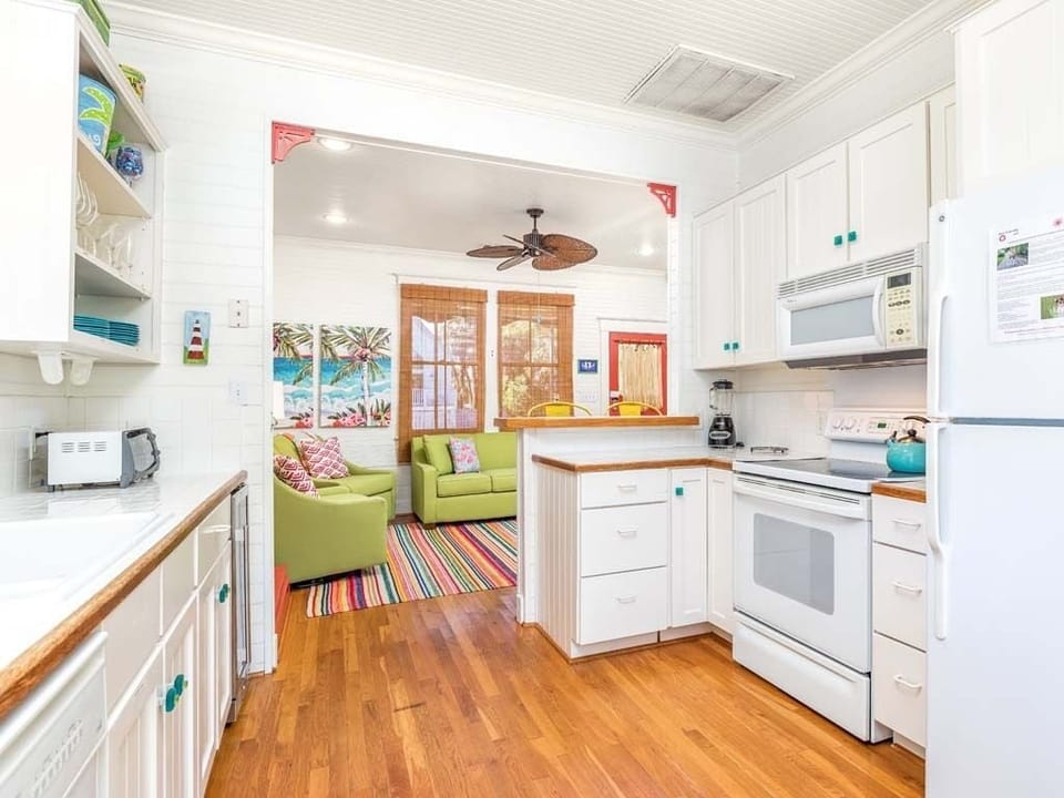 The fully equipped kitchen