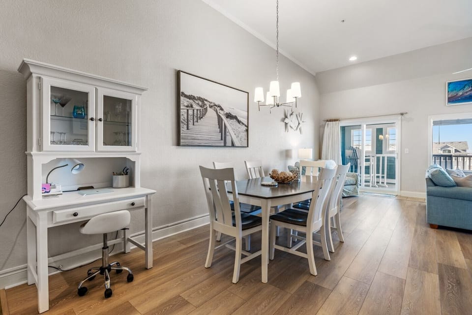 Desk/Dining Room