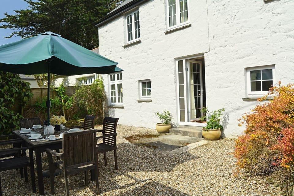 Mews Cottage sleeps six and is beautifully furnished, earning a 5-star rating from the Cornish Tourist Board