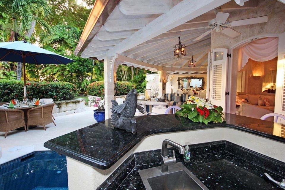 Harmony House  - Guests can enjoy a refreshing drink by the wet bar
